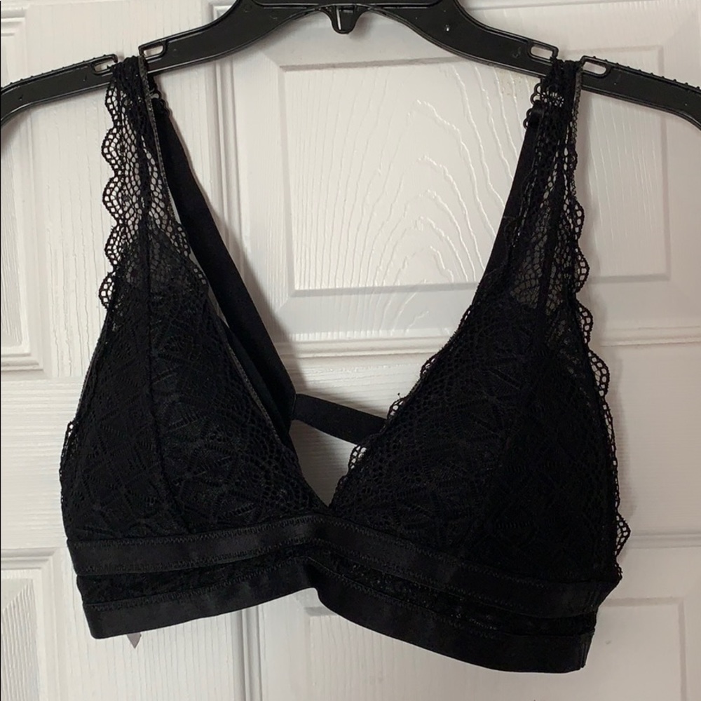 Lace bralette with removable pads
